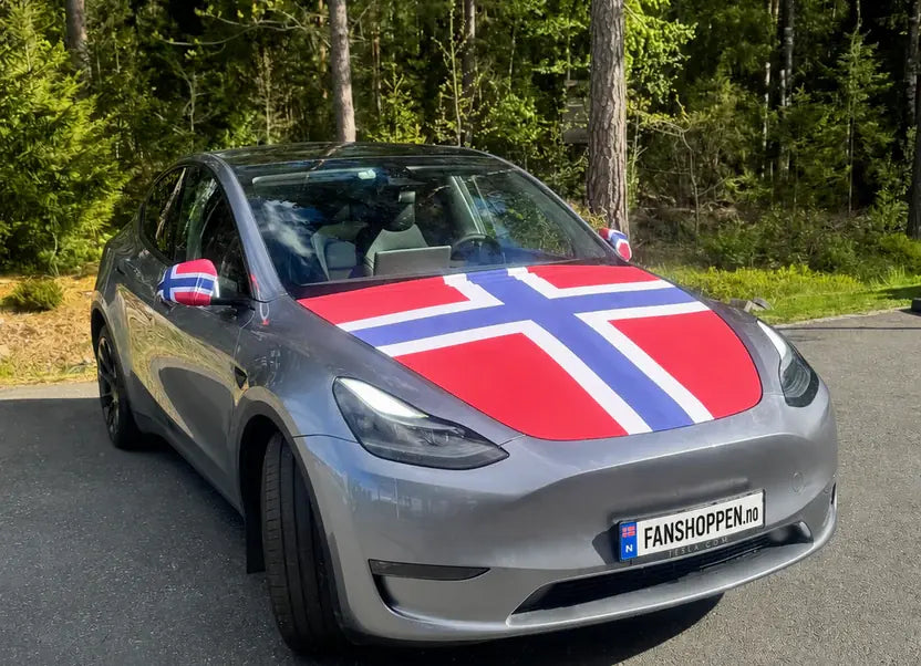Bil dekorert med stort norsk flagg på panseret og flagg på sidespeilene – bilpynt fra Fanshoppen.no