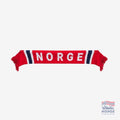 Fanshoppen Norge red and white striped knitted scarf with "NORGE" text, worn by a smiling man in a stadium.
