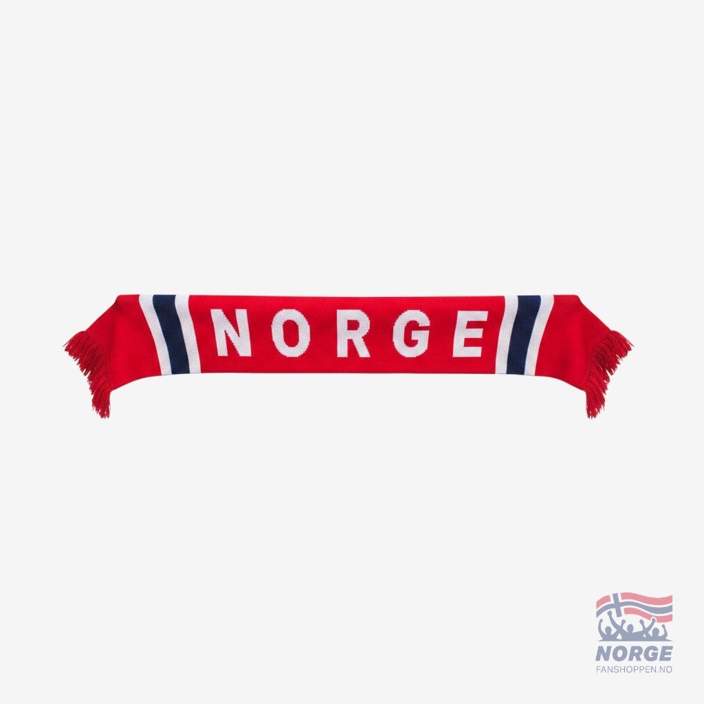 Fanshoppen Norge red and white striped knitted scarf with "NORGE" text, worn by a smiling man in a stadium.
