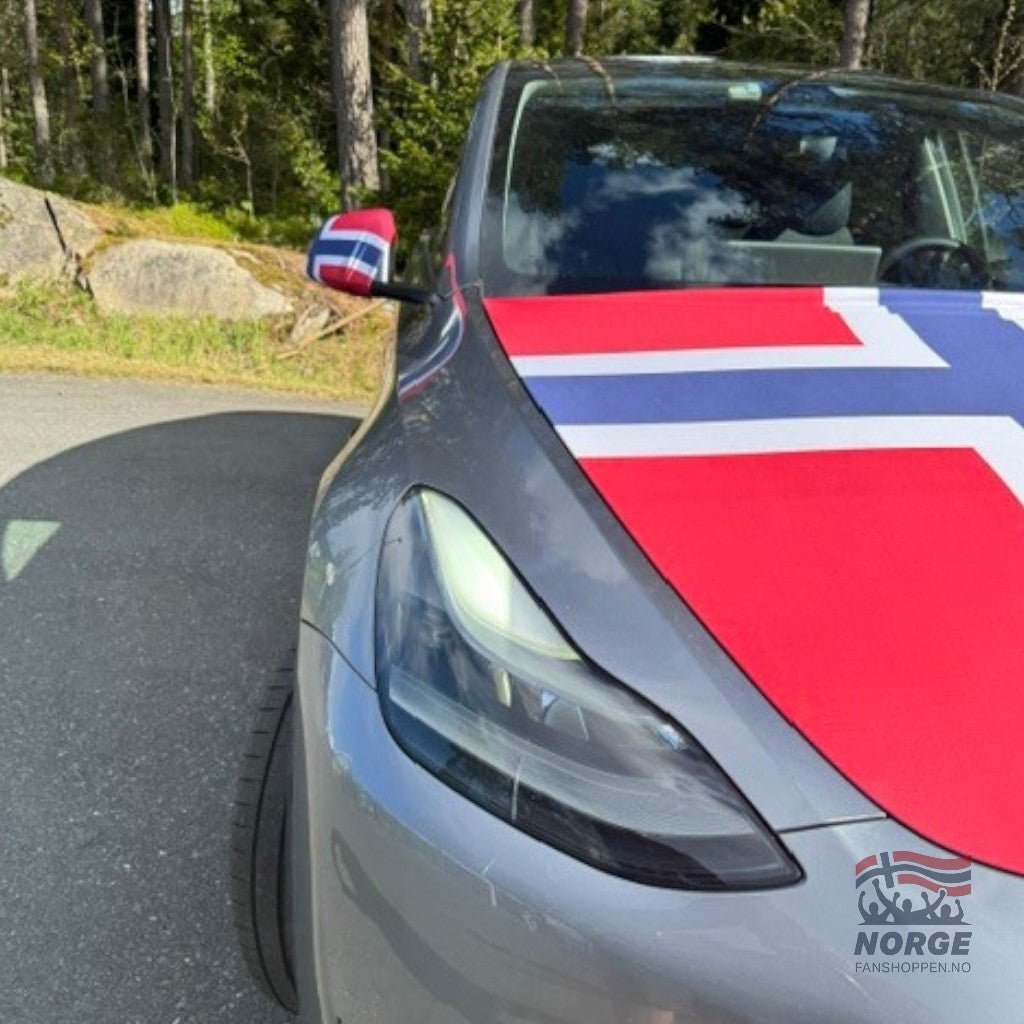 Fanshoppen Norge car flag set with Norwegian flag design on hood and side mirrors.