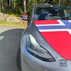 Fanshoppen Norge car flag set with Norwegian flag design on hood and side mirrors.