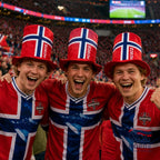 Fanshoppen Norge red plush top hat with Norwegian flag design and "NORGE" text