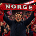Fanshoppen Norge red supporter scarf with pockets, featuring "NORGE" and the Norwegian coat of arms. Fringed ends.
