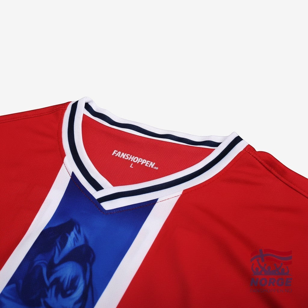 Fanshoppen Norge junior supporter jersey in red, white, and blue with Norwegian flag design and striped collar.