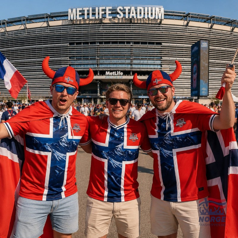 Fanshoppen Norge red and blue plush Viking helmet with horns and Norwegian flag detail.